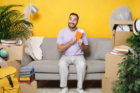 Mann auch Couch mit Flugtickets