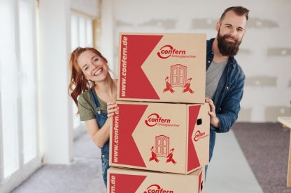 Paar hinter Umzugskartons