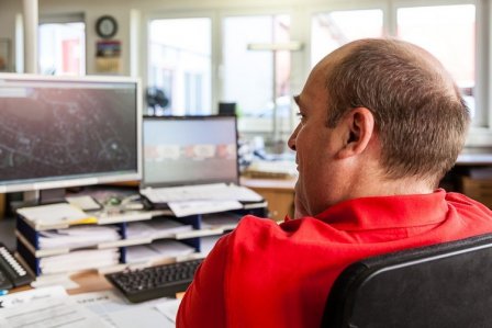 Jüngling Mitarbeiter organisiert Umzug