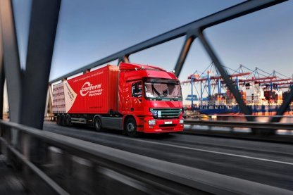 LKW fährt über Brücke