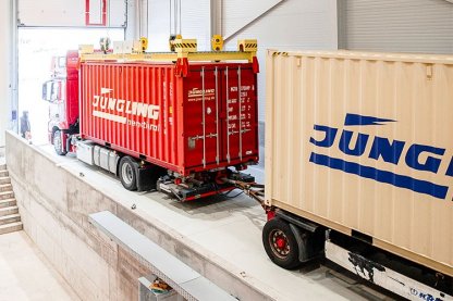 LKWs werden mit Containern beladen