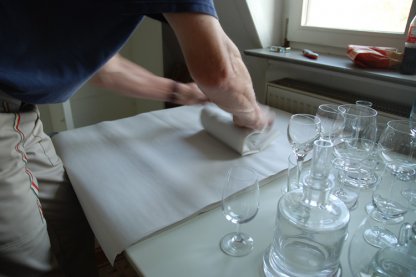 Mitarbeiter verpackt Geschirr sicher