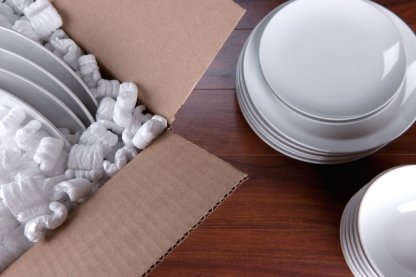 Das Geschirr wird sicher verpackt und ausgepackt