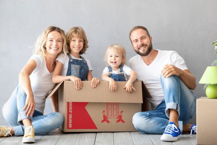 Zufriedenes Familie nach Umzug