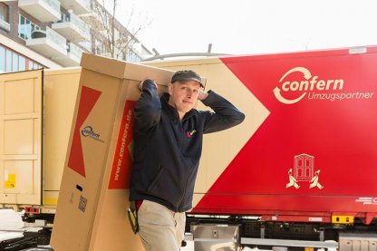 Umzugsmitarbeiter packt an