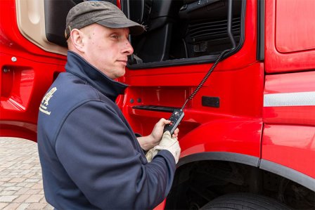 Mitarbeiter bedient Möbellift