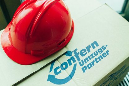 Umzugskarton mit Helm